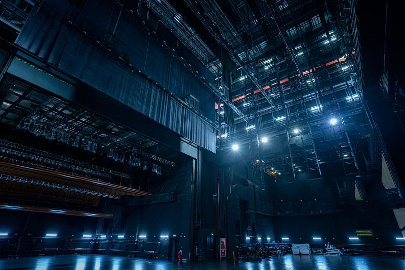 多媒體技術與舞臺布景中相結合的創新應用